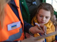 Поліція Харкова показала, як вивозить людей з-під вогню: Серед евакуйованих — маломобільні та діти