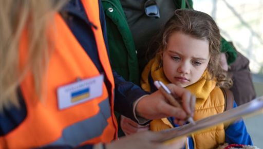 Поліція Харкова показала, як вивозить людей з-під вогню: Серед евакуйованих — маломобільні та діти