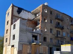 У Харкові на Холодногірській почали відбудовувати багатоповерхівку, яку розбомбили ще у березні
