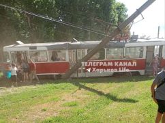 В Харькове слетел с рельсов трамвай: кадры с места