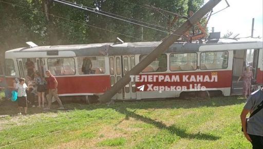 В Харькове слетел с рельсов трамвай: кадры с места