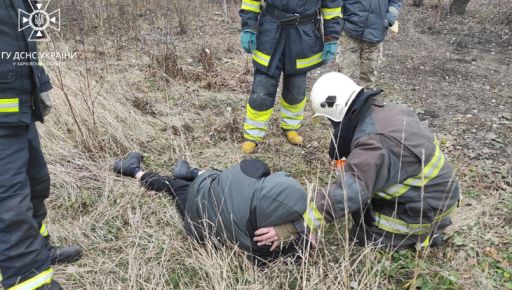 На Харківщині бійці ДСНС врятували чоловіка, який ледь не загинув біля вхідних дверей своєї квартири