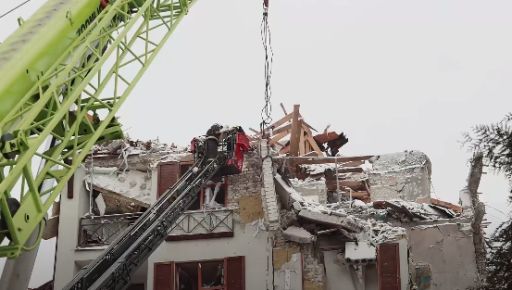 У Харкові рятувальники демонтують аварійні конструкції готелю, який зруйнували окупанти 10 січня