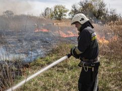 В Харькове из-за сухой травы чуть не загорелись жилые дома