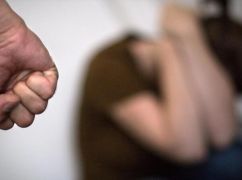 Погрожував рушницею при дитині: У Харкові копи забрали в домашнього кривдника зброю
