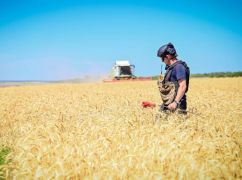 Хлеб ценой жизни: В Харьковской области аграрии выращивают пшеницу под прилетами УАБ