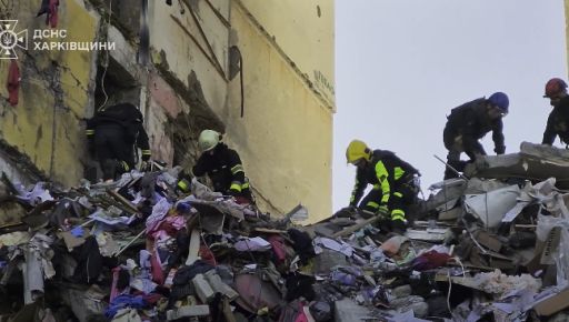 Рятувальники показали, як діставали тіло жінки з-під завалів будинку в Харкові