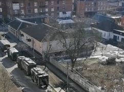 В сети появились кадры из еще целого Волчанска, где на всю улицу растянулась колонна рф