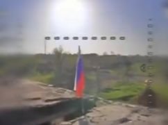 Пограничники ювелирно "срезали" флаг рф на оккупированной Харьковщине: Видео с фронта