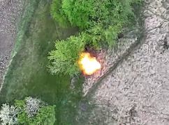На Харківщині прикордонники спалили ворожий склад та знищили три гармати росіян (ВІДЕО)