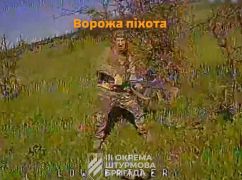 На Харківщині російський солдат намагався відбитися прикладом від FPV-дрона: відео бою