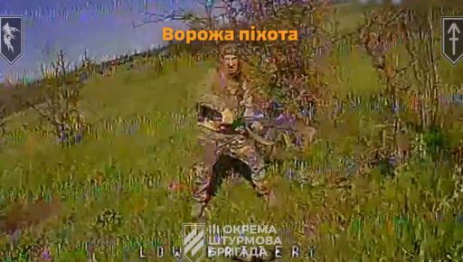 На Харківщині російський солдат намагався відбитися прикладом від FPV-дрона: відео бою