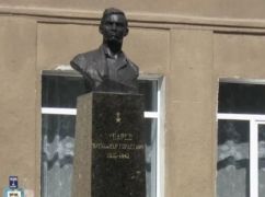 У Харкові знесли бюст комуністичного діяча (ФОТОФАКТ)