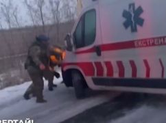 В Харьковской области спецназовцы эвакуировали экипаж "скорой" после атаки дрона РФ