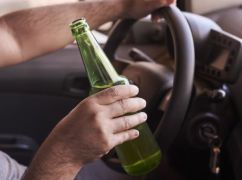 На Салтівці водій Renault скоїв ДТП та втік: патрульні оперативно розшукали порушника