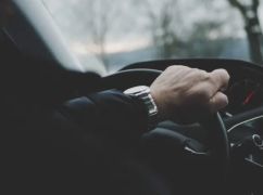 У Харкові чоловік керував авто, попри судову заборону: йому загрожує до трьох років тюрми