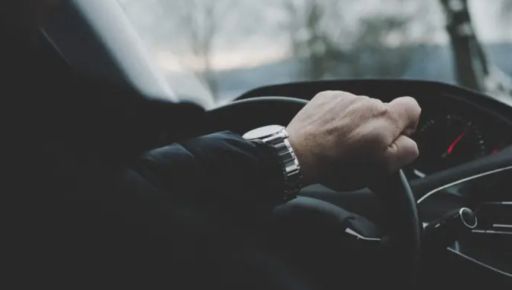 У Харкові чоловік керував авто, попри судову заборону: йому загрожує до трьох років тюрми