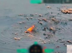 Военные показали, как FPV-дроны принимают в оккупантов "нормативы по плаванию" в Харьковской области