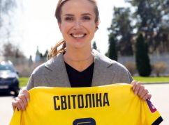 Харьковский "Металлист 1925" подарил Светолиной именную футболку после матча