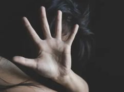 Обнимал и пытался поцеловать: в Харьковской области суд оправдал пенсионера по делу о растлении ребенка