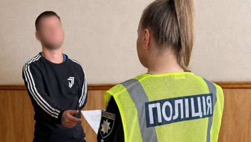 В Харькове мужчина устроил дебош в троллейбусе и повредил авто полиции