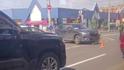 В Харькове на Аэрокосмическом проспекте произошло ДТП: на месте работают три "скорых"