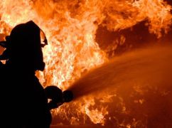 У Харкові ворожий дрон влучив у п'ятиповерхівку: спалахнула пожежа