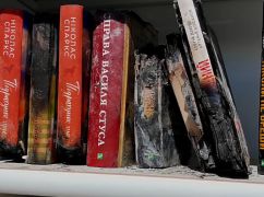 В Центральном парке Харькова появилась полка книг, изуродованных ударом РФ