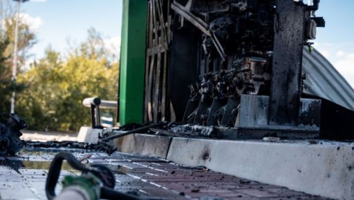Патрульні показали перші кадри з місця вчорашнього удару по АЗС у Харкові