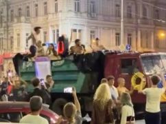 Терехов прокоментував святкування молоді в центрі Харкова з басейном у КамАЗі