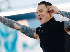 Цилиндр, зонтик и песня Голохвастова: каким был дебют харьковского певца Пивоварова
