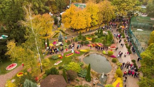 В Фельдман Экопарке показали новую фотозону к Балу хризантем
