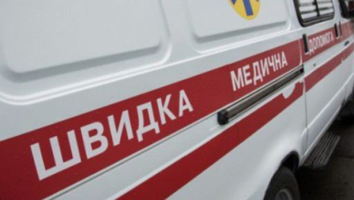 Сваленные деревья остановили "скорую" на Харьковщине: медиков выручили спасатели