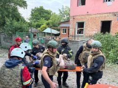 Зі зруйнованого будинку в Харкові після авіаудару врятували вісьмох людей