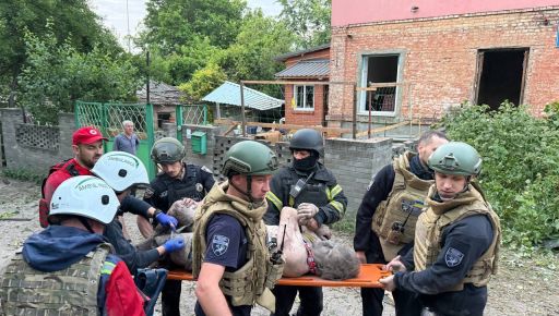 Із руйнованого будинку в Харкові після авіаудару врятували вісьмох людей