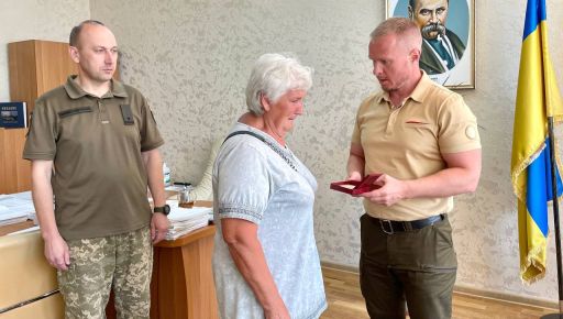 В Харьковской области матери погибшего бойца вручили государственную награду сына