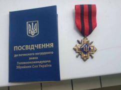 Сырский наградил Золотым крестом военного из Харьковщины