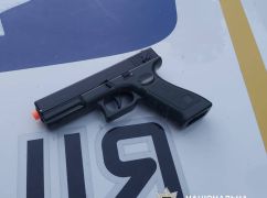 В центре Харькова мужчина открыл стрельбу с балкона: К стрелку пришла полиция