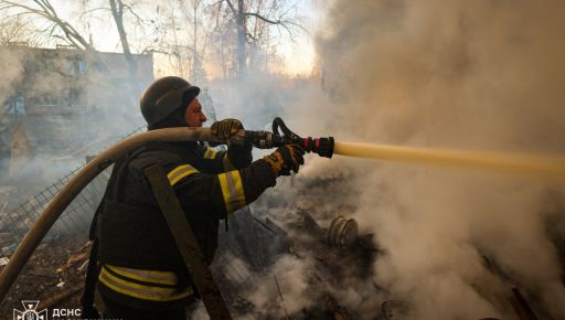Ворог дроном поцілив у центр Чугуєва, сталася пожежа