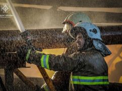 На Харьковщине из горящего дома спасли пожилую женщину