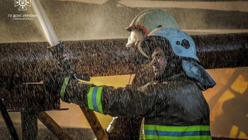 В Харькове горел дачный дом: Пожар тушили 35 спасателей