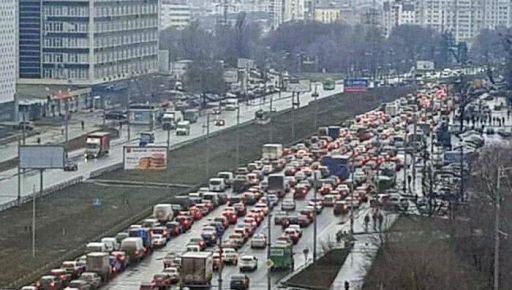 На в'їздах у Харків утворилися величезні тягнучки