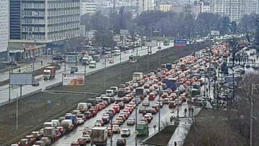 На въездах в Харьков образовались огромные тянучки