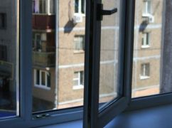 Вистрибнув з вікна: У Харкові розслідують смерть чоловіка на території ТЦК