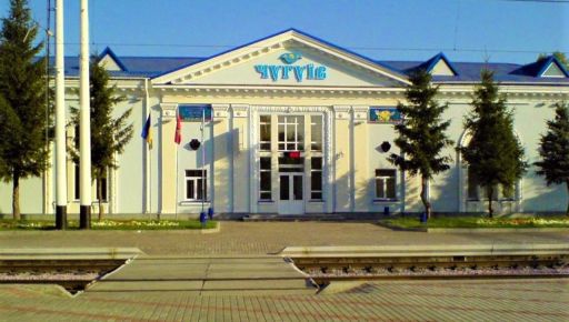 У Чугуєві ворожий дрон поцілив у багатоповерхівку: що відомо про наслідки