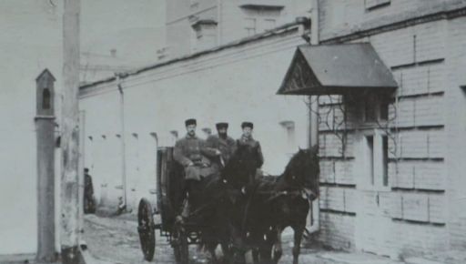 Харьковская экстренка показала, как выглядели кареты "скорой" более 100 лет назад: Исторические фото