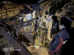 В Изюме из-под завалов достали тела погибших супругов: кадры с места трагедии