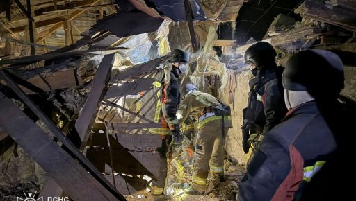 В Изюме из-под завалов достали тела погибших супругов: кадры с места трагедии