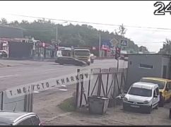В Харькове тягач с прицепом снес легковушку, где находился ребенок: Видео с камер наблюдения