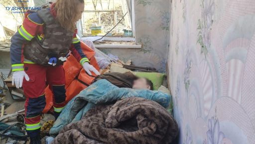 Рятувальники розповіли, як евакуювали жінку-інваліда з розтрощеного росіянами будинку в Козачій Лопані